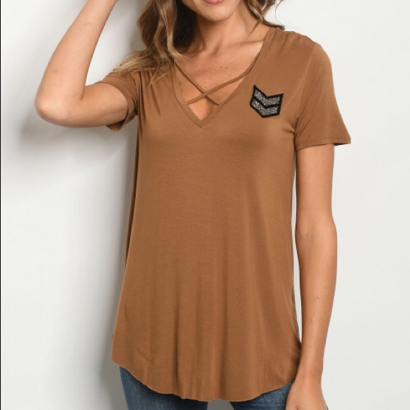 🆕 Camel Chevron Patch Strappy V-Neck Top - Picture 2 of 4